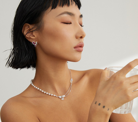 a model wearing #wikie jewelry #pearlsilverjewelry #rings #pearls chain