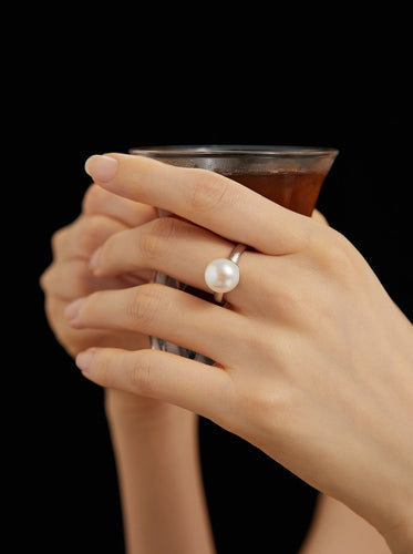 a model wearing a pearl silver ring.wikiejewelry elegance and beauty