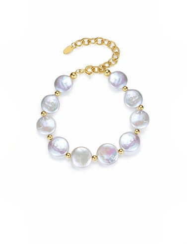 Baroque-style bracelet with pearly elegance, a captivating accessory. #PearlBracelet #BaroqueStyle
