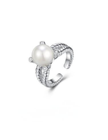 Elegant silver ring adorned with a pearl, a timeless piece for daily wear. #SilverRing #PearlJewelry